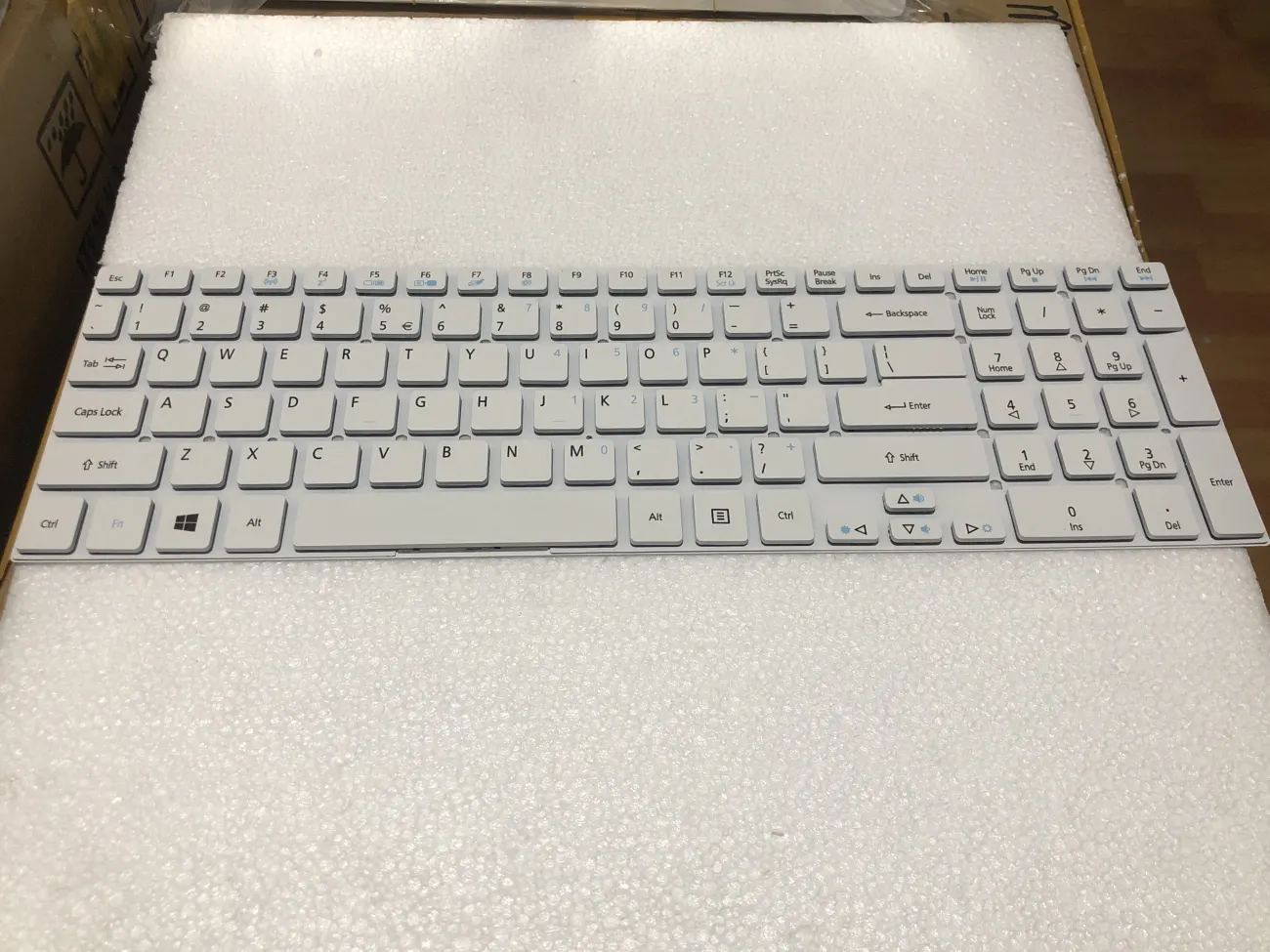 Bàn phím Acer 5830 trắng mặt trước