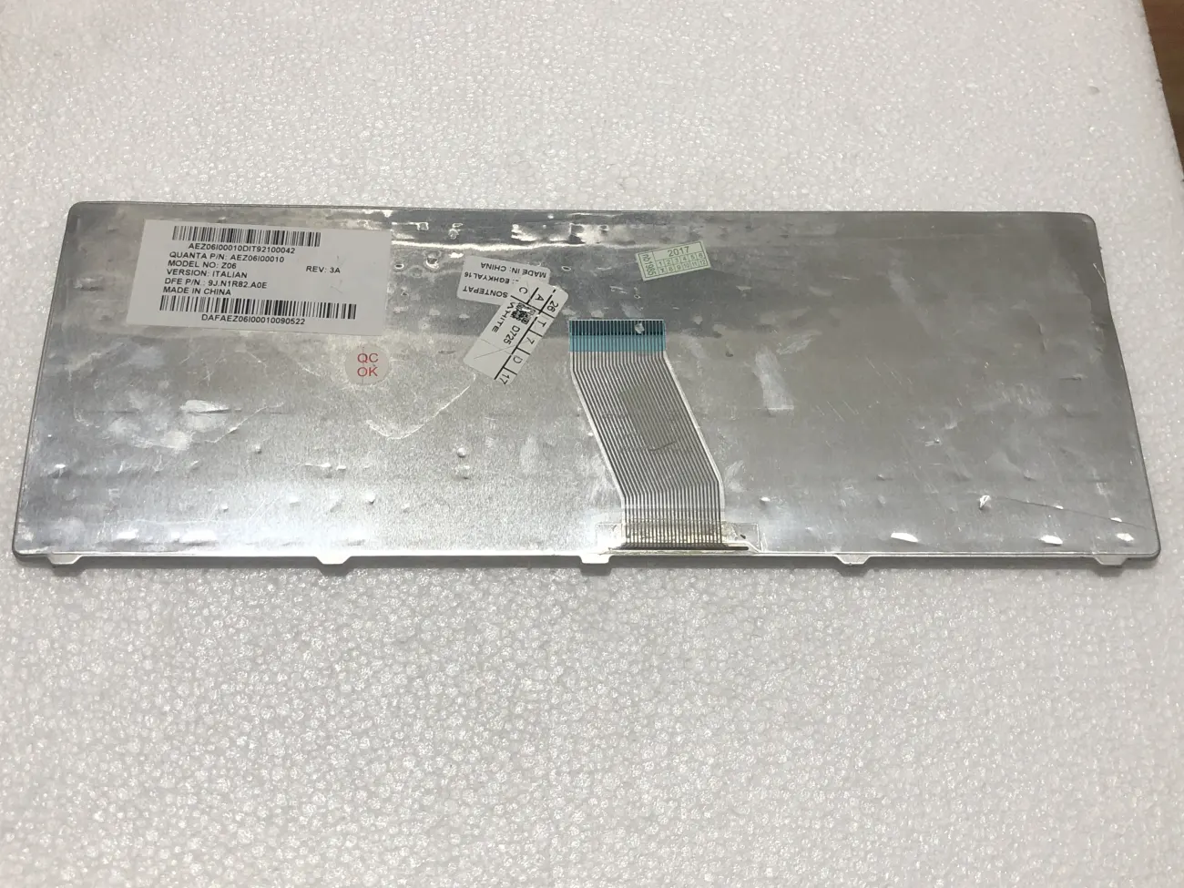 Bàn phím EMC D525/D725 Trắng mặt sau