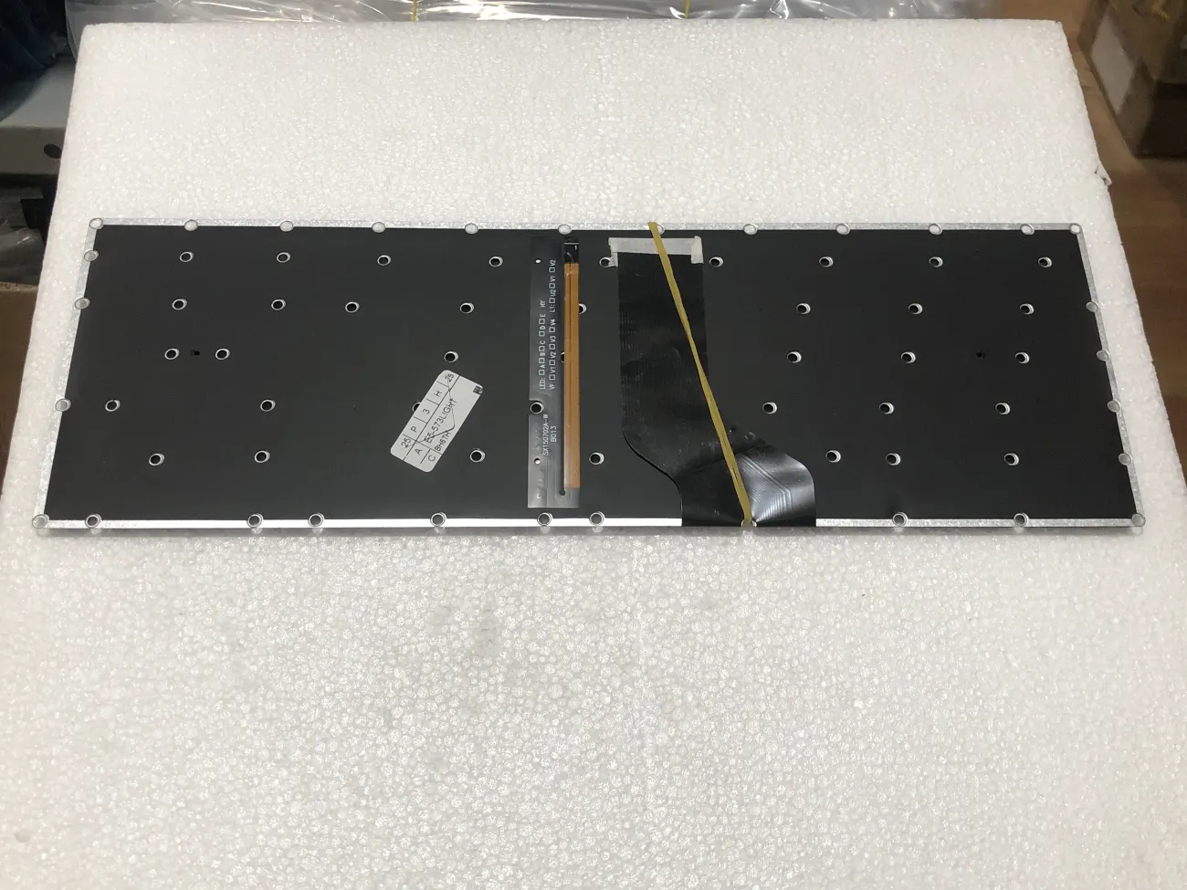 Bàn phím ACER E5-573 ĐEN (CÓ ĐÈN) =>Aspire E5-573, E5-574, E5-575, E5-576, E5-591, E5-722, F5-521, F5-571, F5-572, F5-573, V5-591, V3-574, V5-575, ES1-533, ES1-572, A315-21, A315-31, A315-51, A315-52, A515-51, A515-52, A515-53, A751-71, A715-72, A717-71, A717 mặt sau