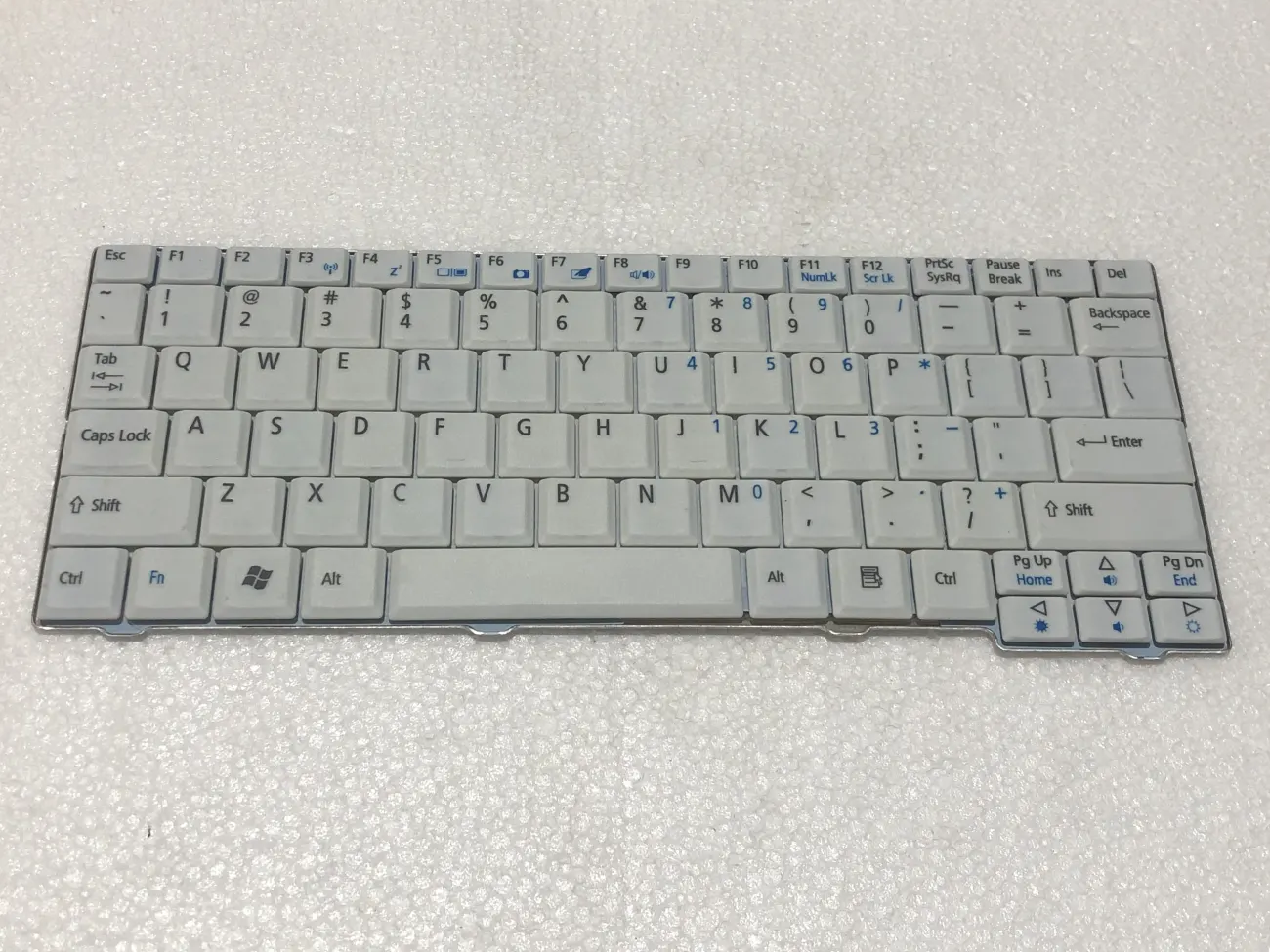Bàn phím Acer one trắng mặt trước