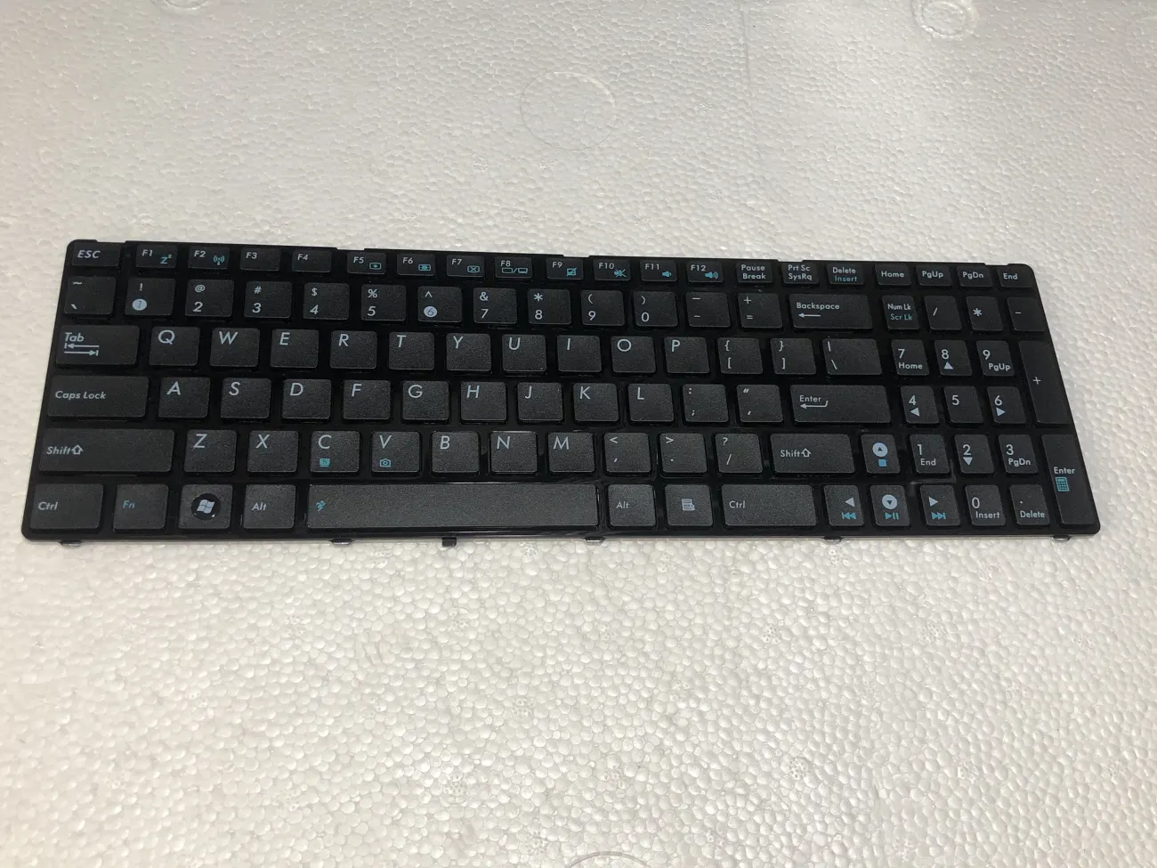 Bàn phím ASUS K52 (CÁP CONG) =>A52 A53 A73 K52 K53 K53S K54 G51 G53 G60 G72 G73 U50 N53 N61 N71 N73 P52 X52 X53 X54 X55 X73 UX50 (CÁP CONG) mặt trước