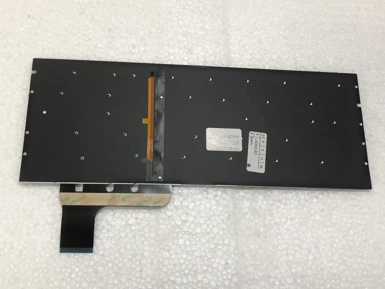 ASUS UX303 CÓ ĐÈN mặt sau