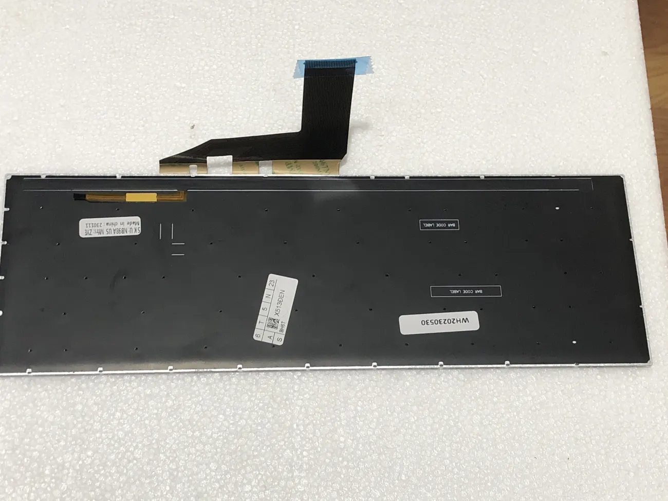 Bàn phím ASUS X513 đen mặt sau