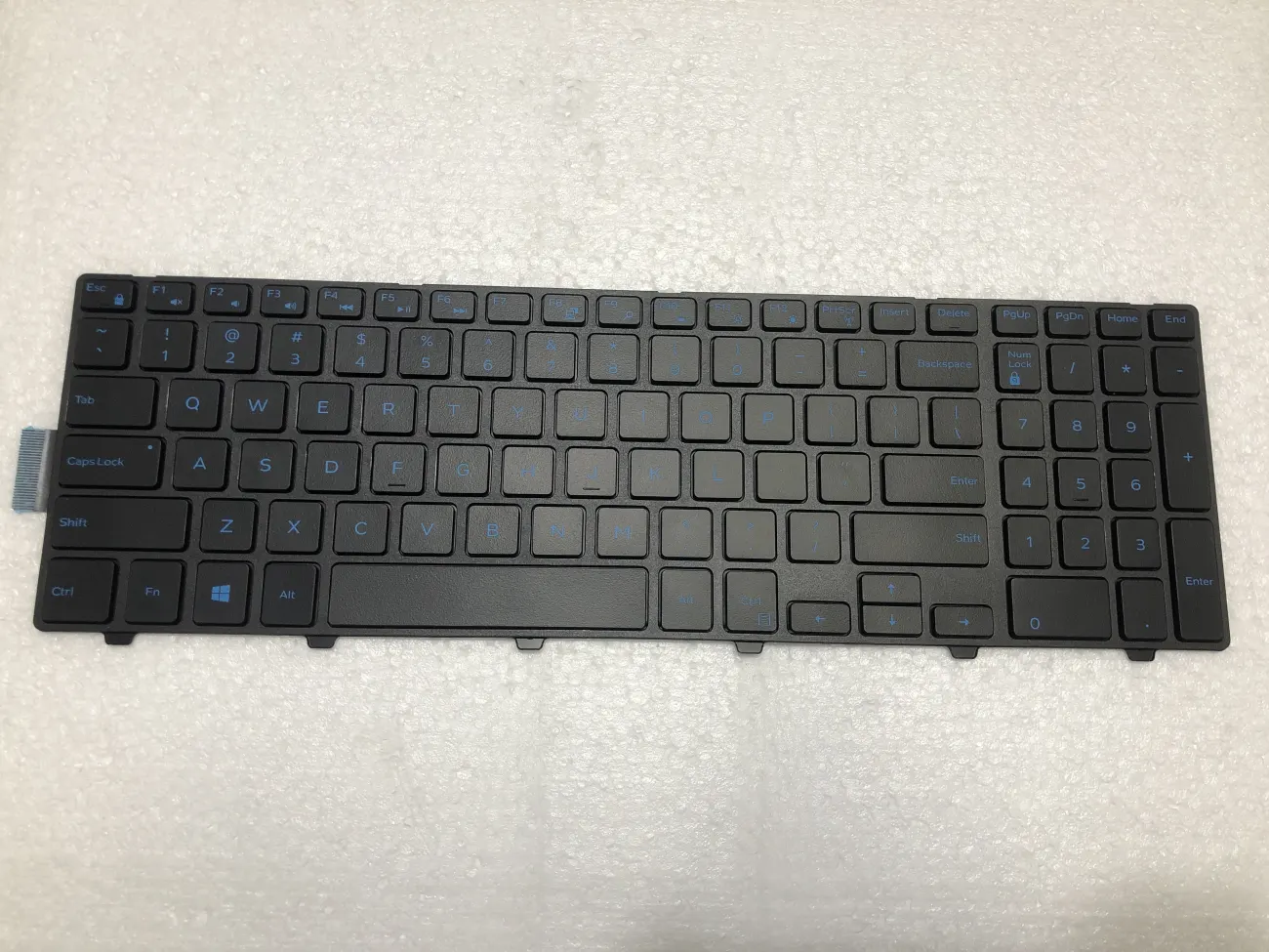 Bàn phím Inspiron 15-3000 3541 3542 3543 3547 3551 3552 3558 3559 3567 3557 3576, Inspiron 15-5000 5542 5543 5545 5547 5548 5558 5555 5551 5559 5576 5577 5755 5758 5759 7557 7559, Vostro 3546 3561 3562 3565 3568 3578, Latitude 3550 3560 3570 3580 LED XANH mặt trước