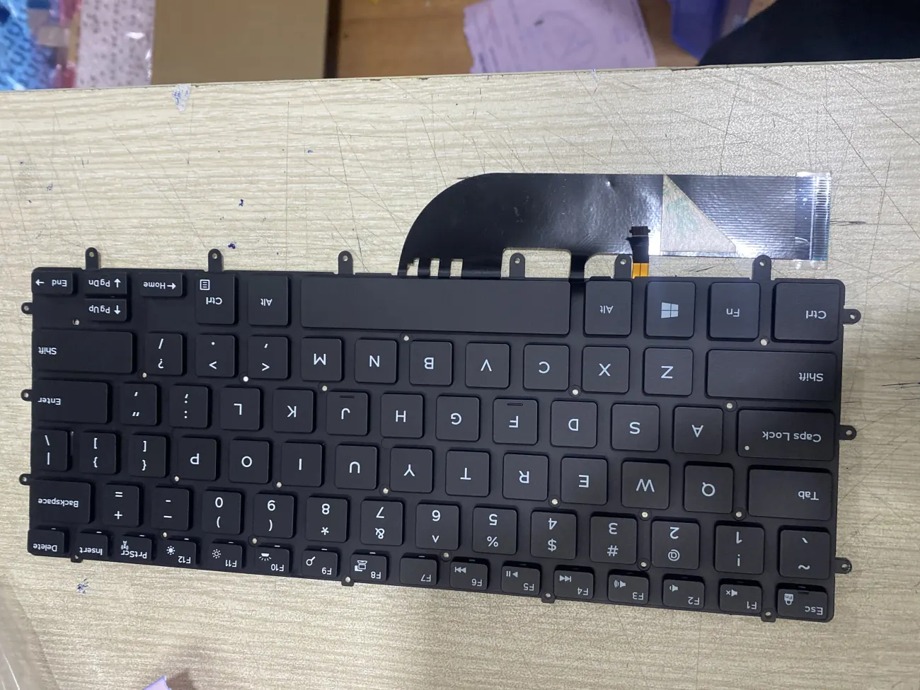 Bàn phím DELL XPS 15 9550 (CÓ ĐÈN) =>Inspiron 15-7000 7558 7568, XPS 15 9550 9560, Precision 5510 5520 5520 (DÀI HƠN 7347) mặt sau