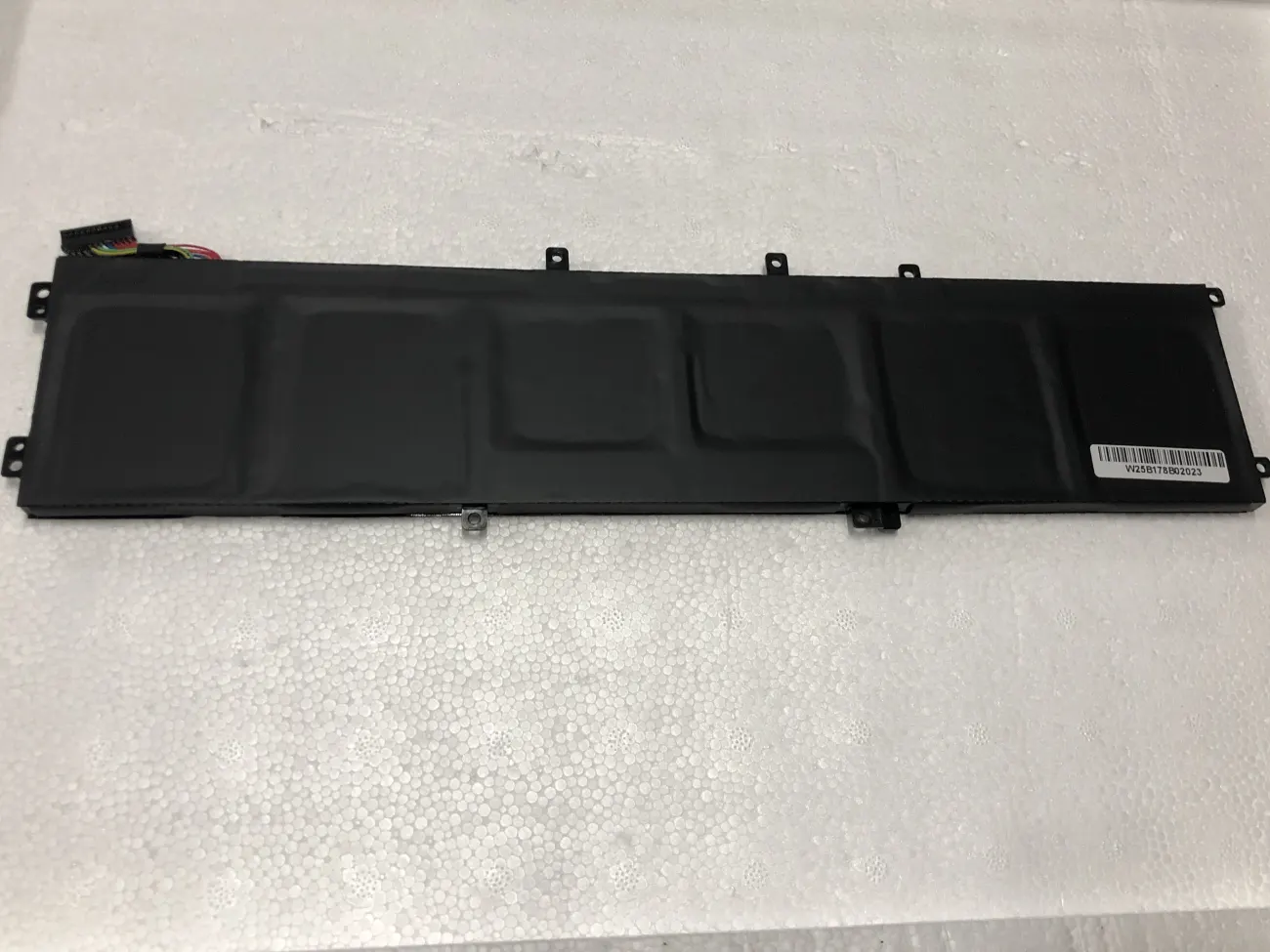 Pin Dell 9550 4GVGH 84WH ZIN  mặt sau