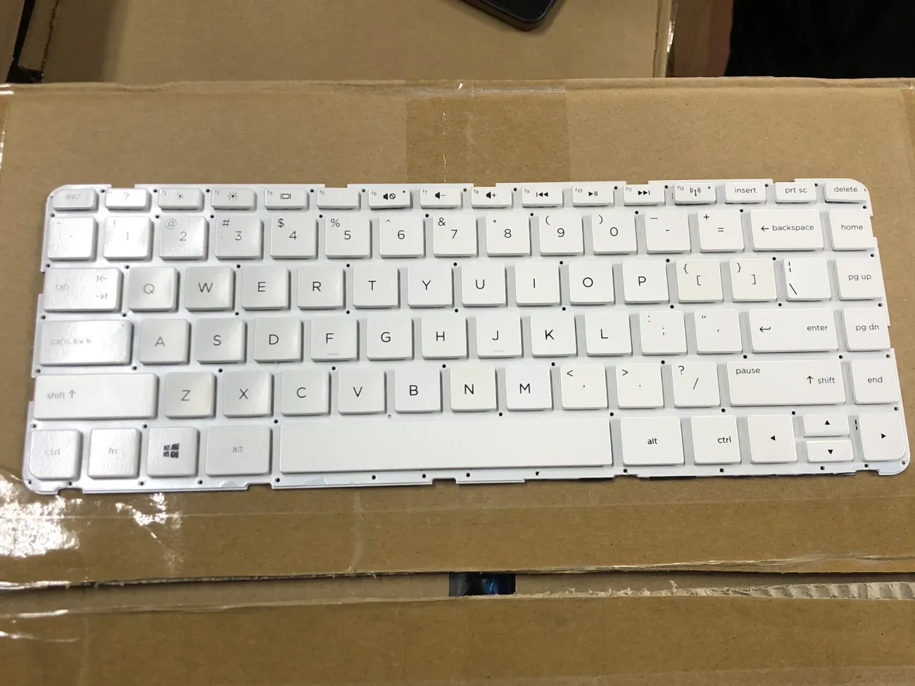 HP PAVILION 14N, 14E TRẮNG ( CÓ KHUNG) =>Pavilion 14-e000, 14-n000, 14-d000, 14-r000, 14-g000, 240 G2, 240 G3, 246 G2, 246 G3, 248 G1, 248 G2, 248 G3, 340 G1, 345 G1 G2 (HAI CHÂN ỐC NGANG NHAU) mặt trước
