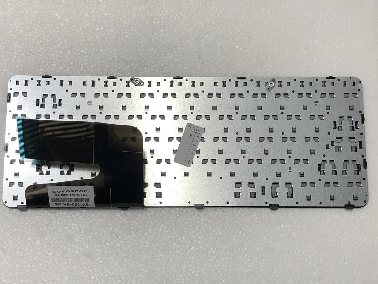Bàn phím HP PAVILION 14N, 14E ĐEN ( KHÔNG KHUNG) =>Pavilion 14-e000, 14-n000, 14-d000, 14-r000, 14-g000, 240 G2, 240 G3, 246 G2, 246 G3, 248 G1, 248 G2, 248 G3, 340 G1, 345 G1 G2 (HAI CHÂN ỐC NGANG NHAU) mặt sau