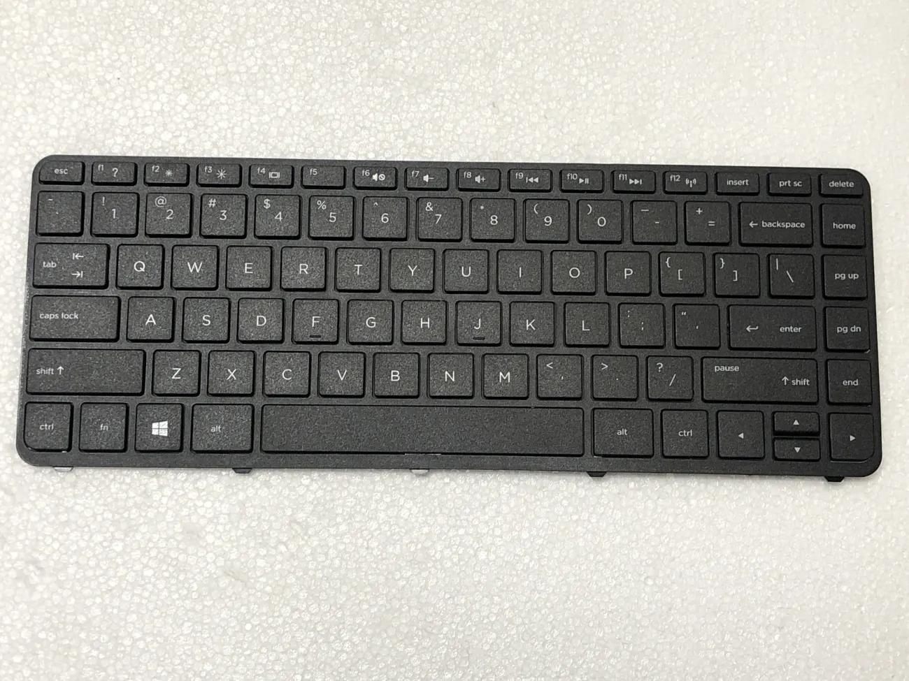 Bàn phím HP PAVILION 14N, 14E ĐEN ( KHÔNG KHUNG) =>Pavilion 14-e000, 14-n000, 14-d000, 14-r000, 14-g000, 240 G2, 240 G3, 246 G2, 246 G3, 248 G1, 248 G2, 248 G3, 340 G1, 345 G1 G2 (HAI CHÂN ỐC NGANG NHAU) mặt trước