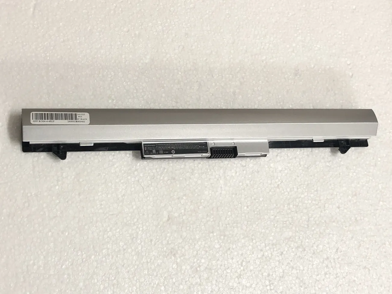 Pin  HP RO04 mặt trước
