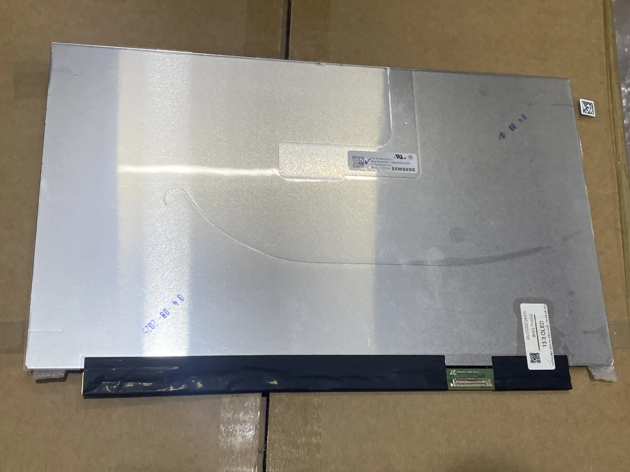 Màn 13.3 OLED mặt sau