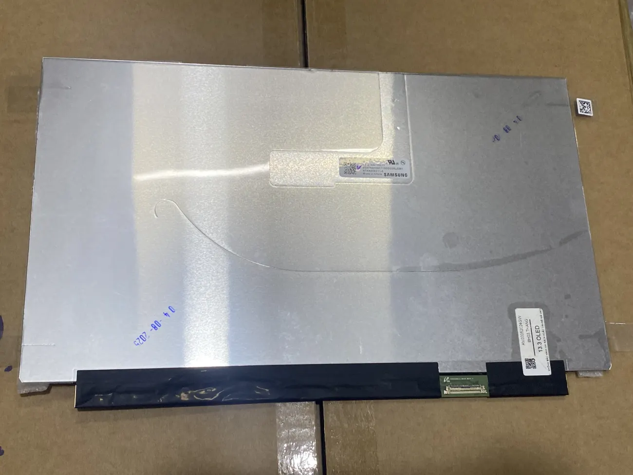 Màn 13.3 OLED mặt trước