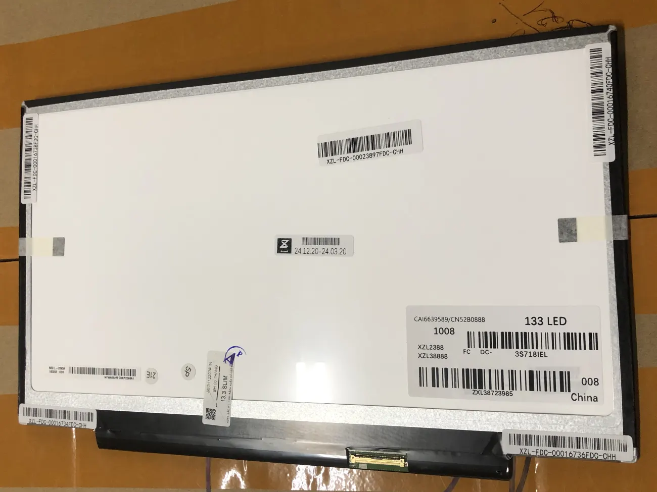Màn 13.3 SLIM mặt sau
