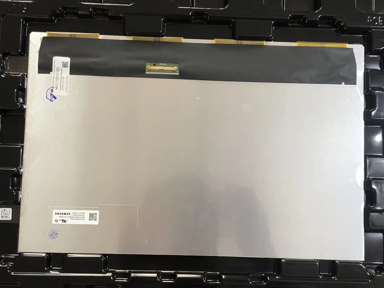 Màn 14.0 OLED-2.8K mặt sau