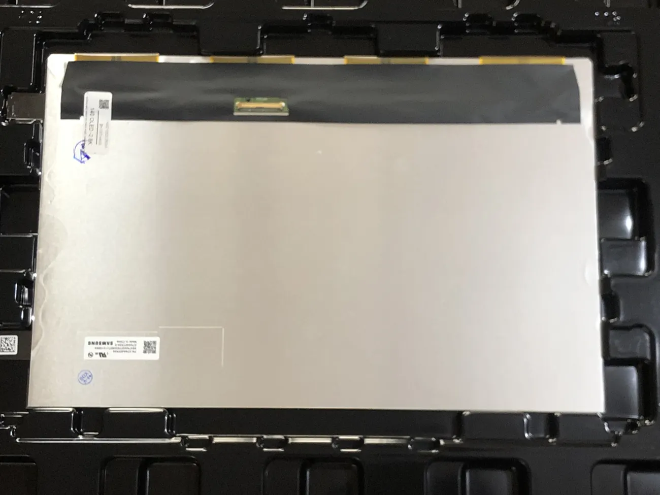 Màn 14.0 OLED-2.8K mặt trước