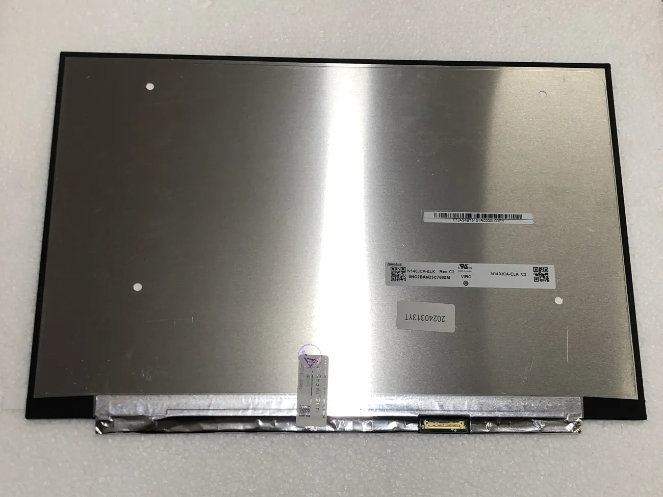 Màn 14.0 SLIM FHD+ TY LE 16:10 mặt sau