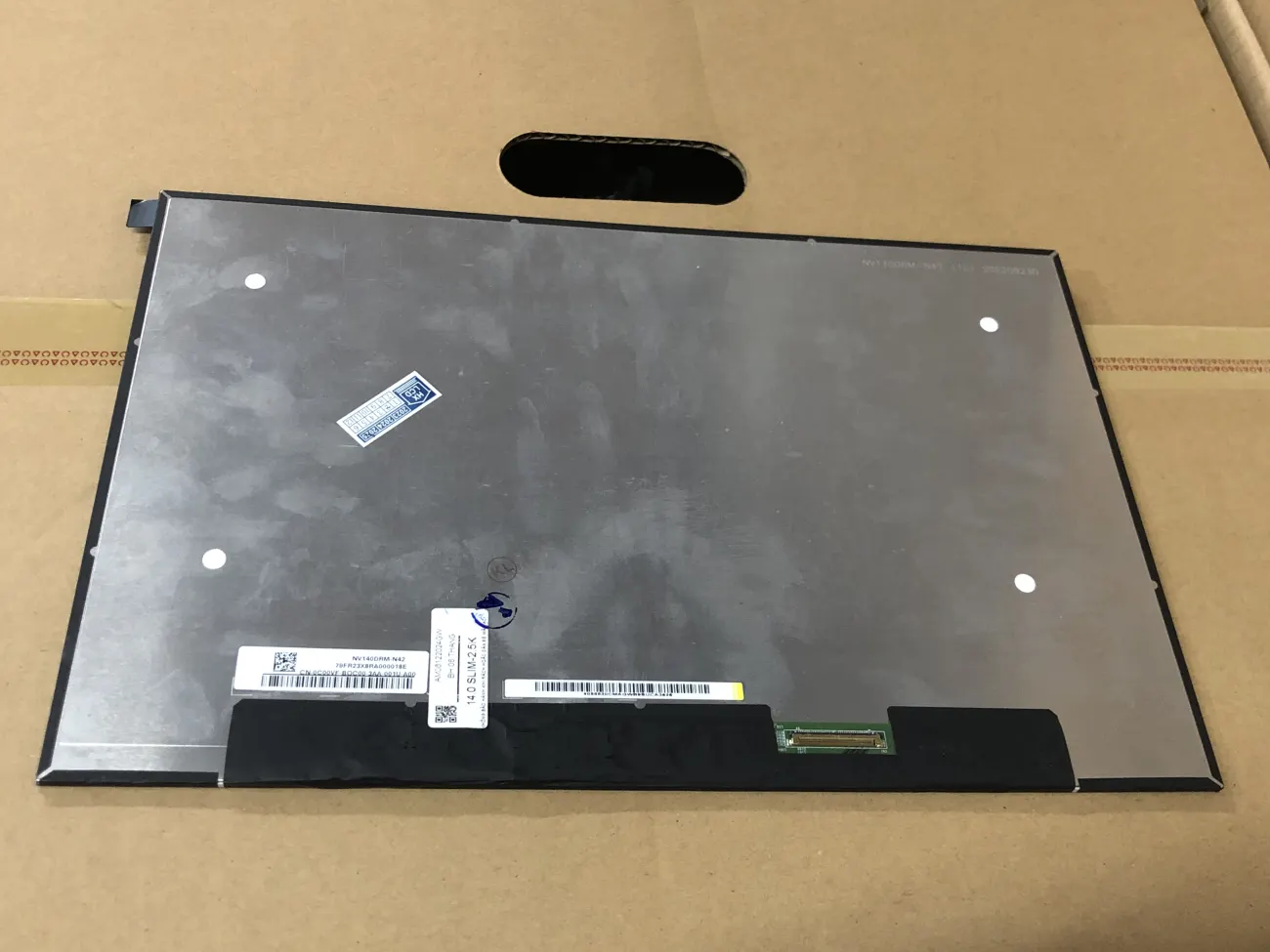 Màn 14.0 SLIM 2.5K mặt sau