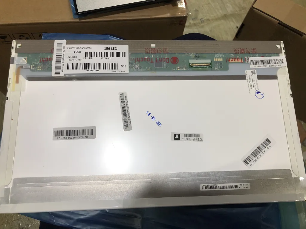 Màn 15.6 Led 1080 mặt trước