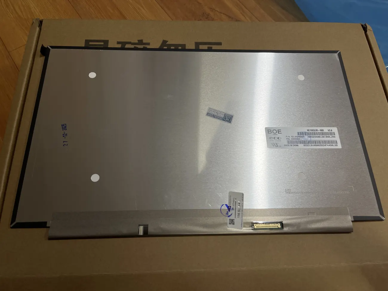 Màn 15.6 SLIM 4K mặt sau