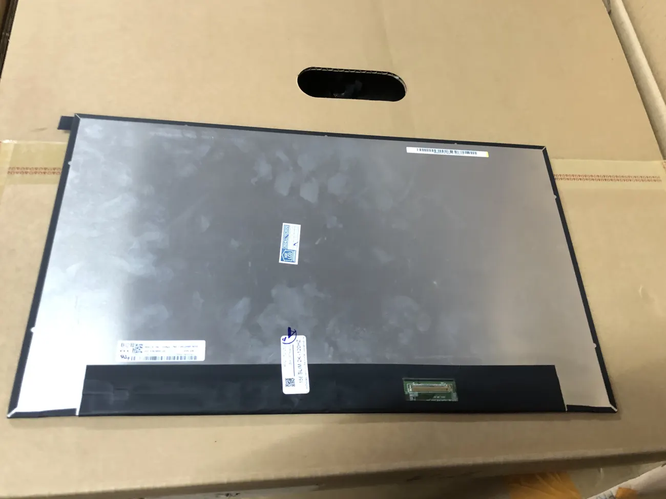 156 slim2.5k -120hz mặt trước