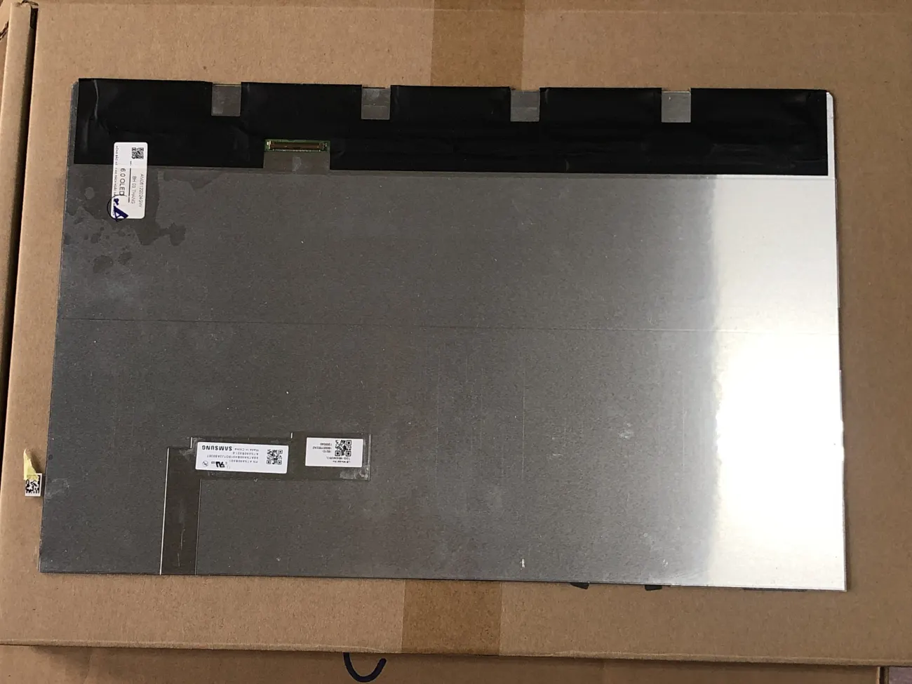 Màn 16.0 OLED 3K mặt sau