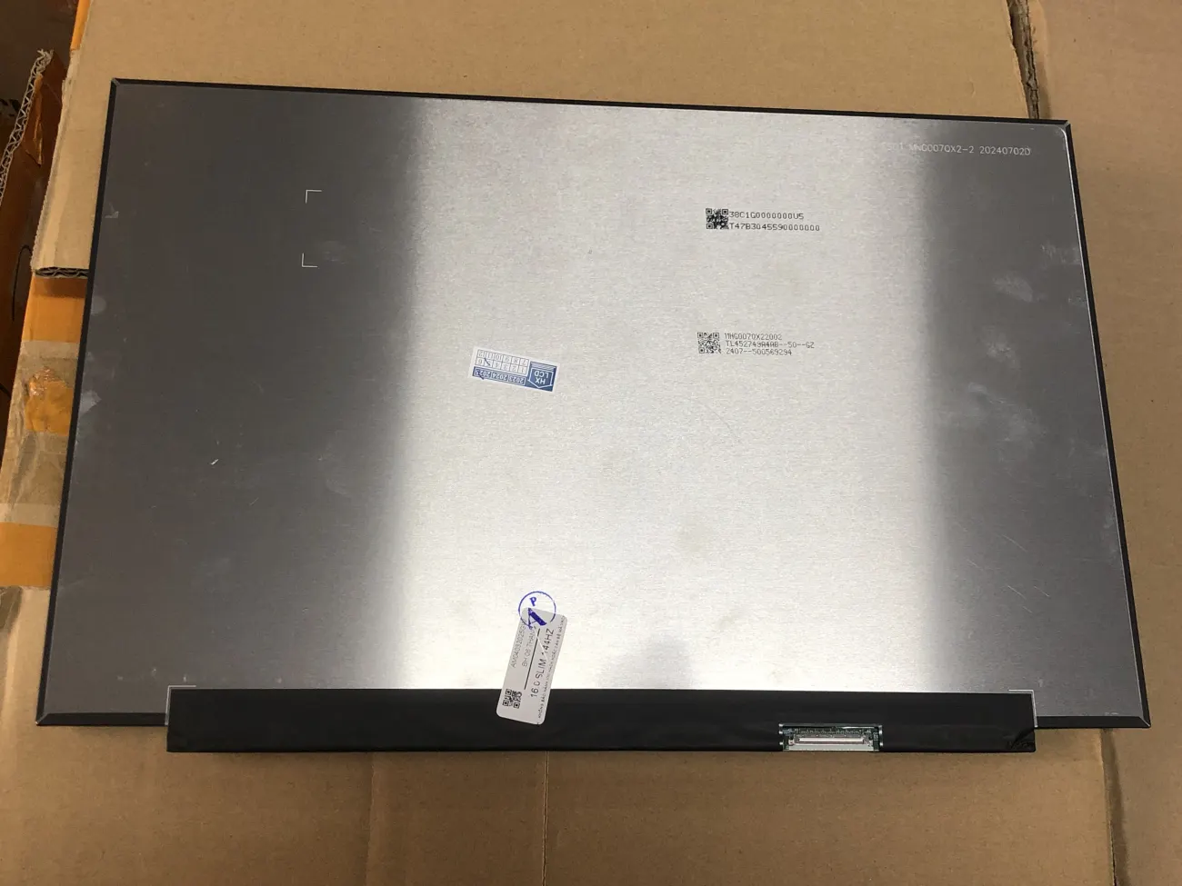 Màn 16.0 slim 1920 x1200 144HZ mặt sau