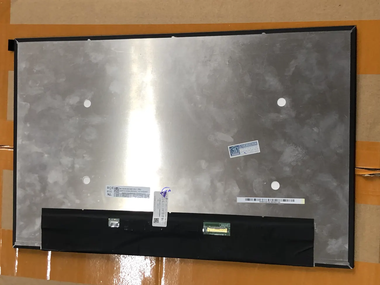 Màn 16.0 SLIM FHD+ TYLE 16:10 chân thường mặt sau