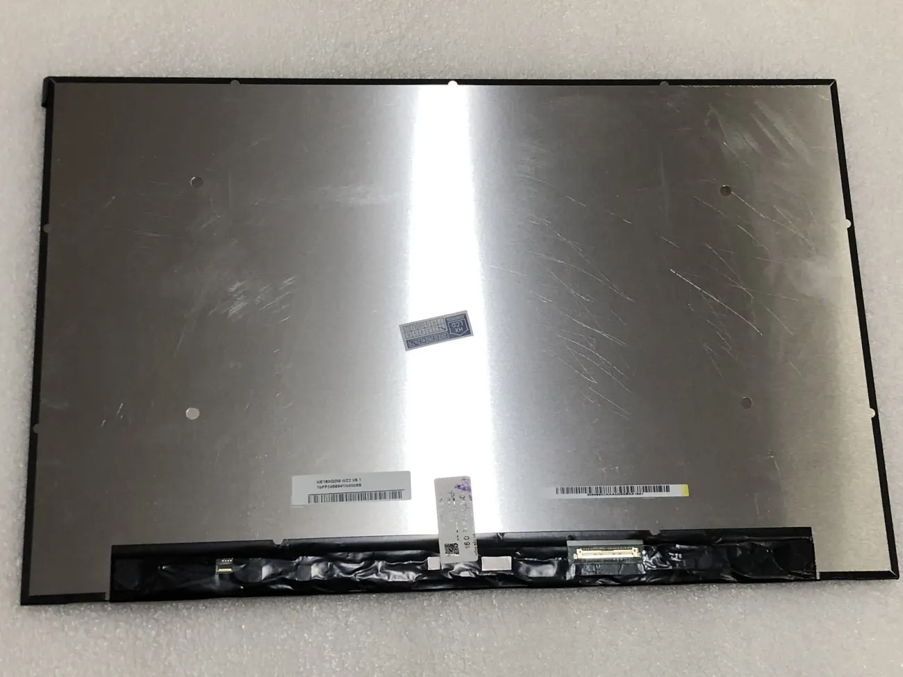 Màn 16.0 SLIM 2K 240HZ mặt sau