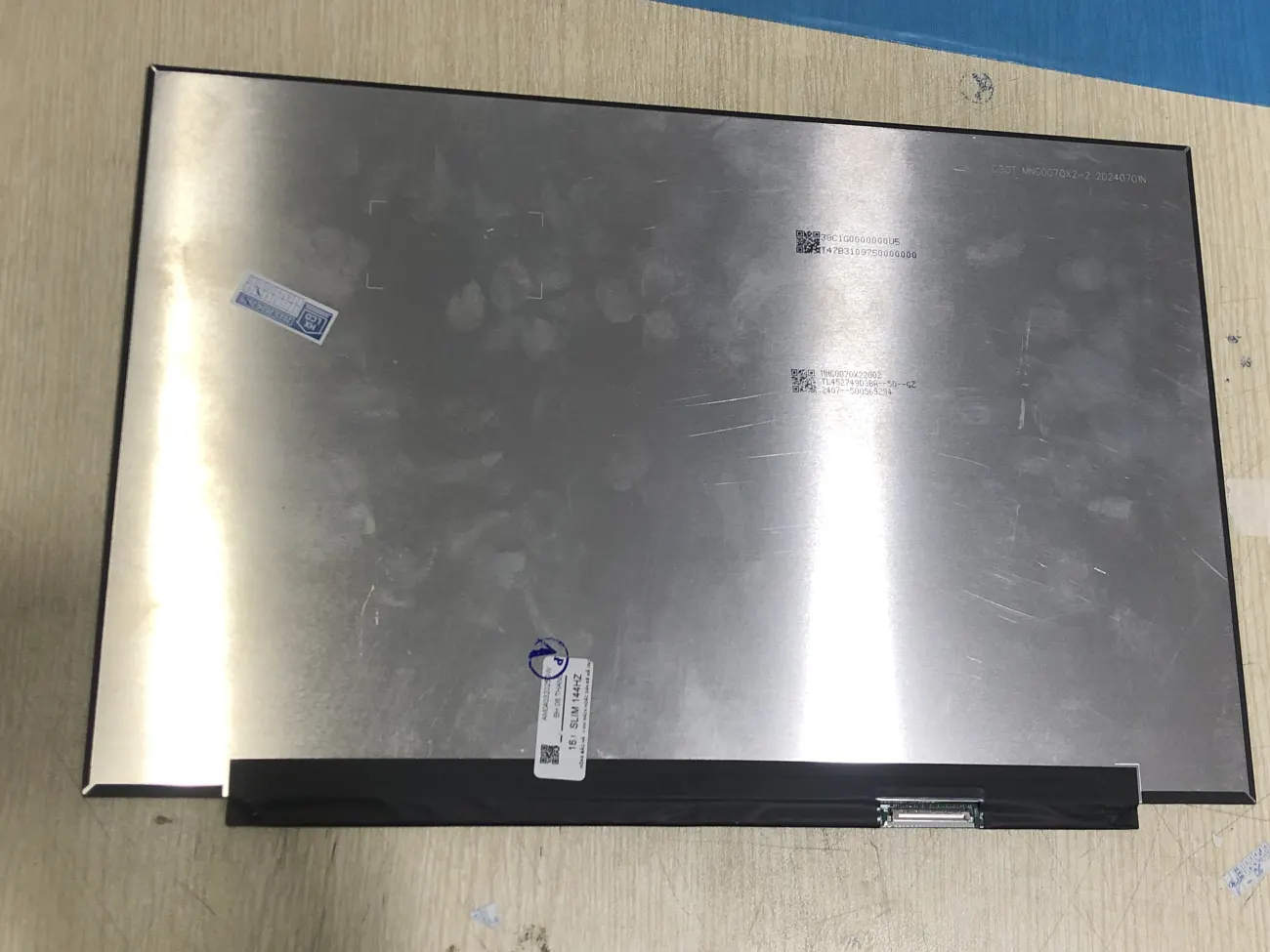 Màn 16.1 slim 144hz mặt sau
