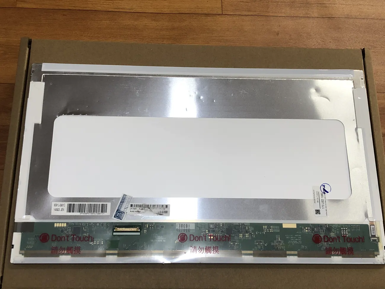 Màn 17.3 LED 1080 full hd mặt trước