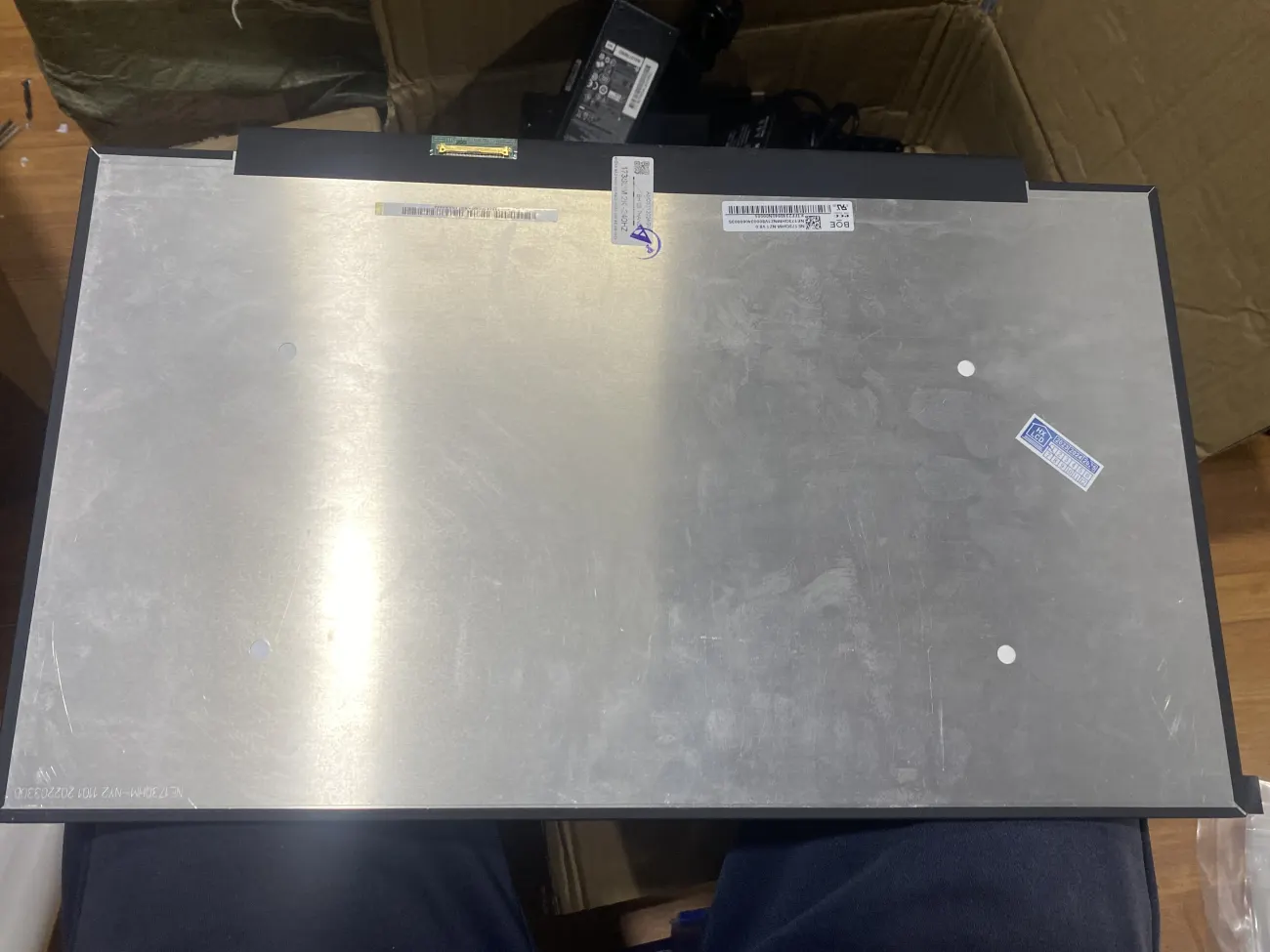 Màn 17.3 SLIM 2K 240HZ mặt sau