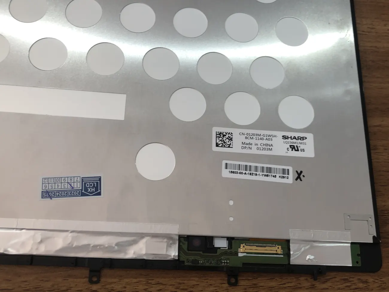 Màn LCD DELL 5520 mặt sau