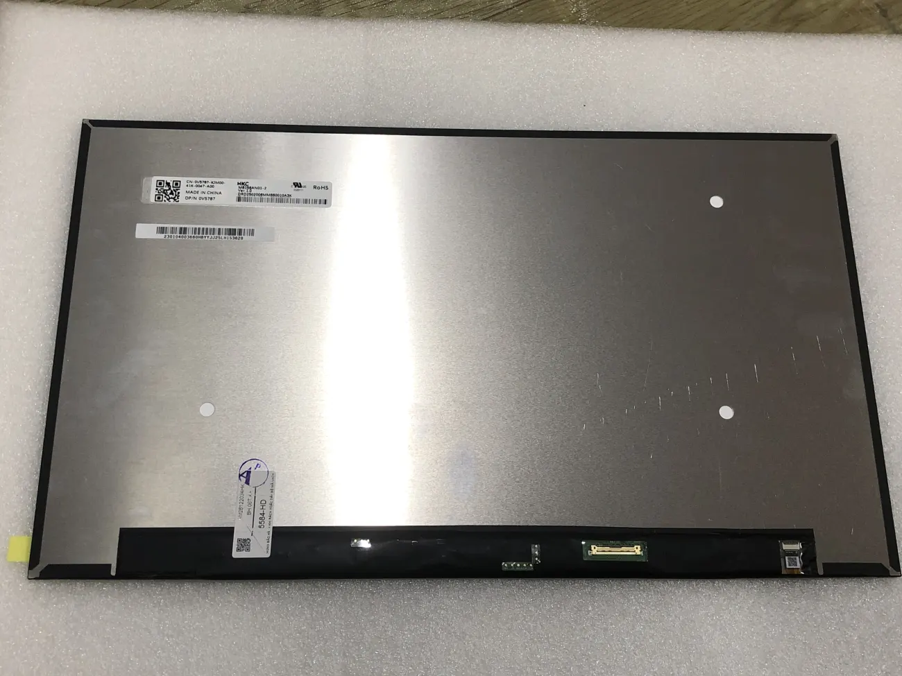 Màn DELL 5584-HD mặt trước