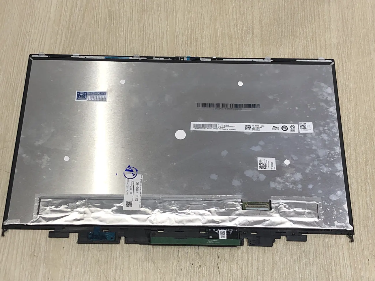 Màn DELL 7306 4K mặt sau