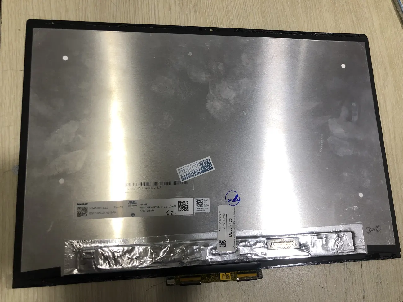 Màn DELL 7420 mặt sau