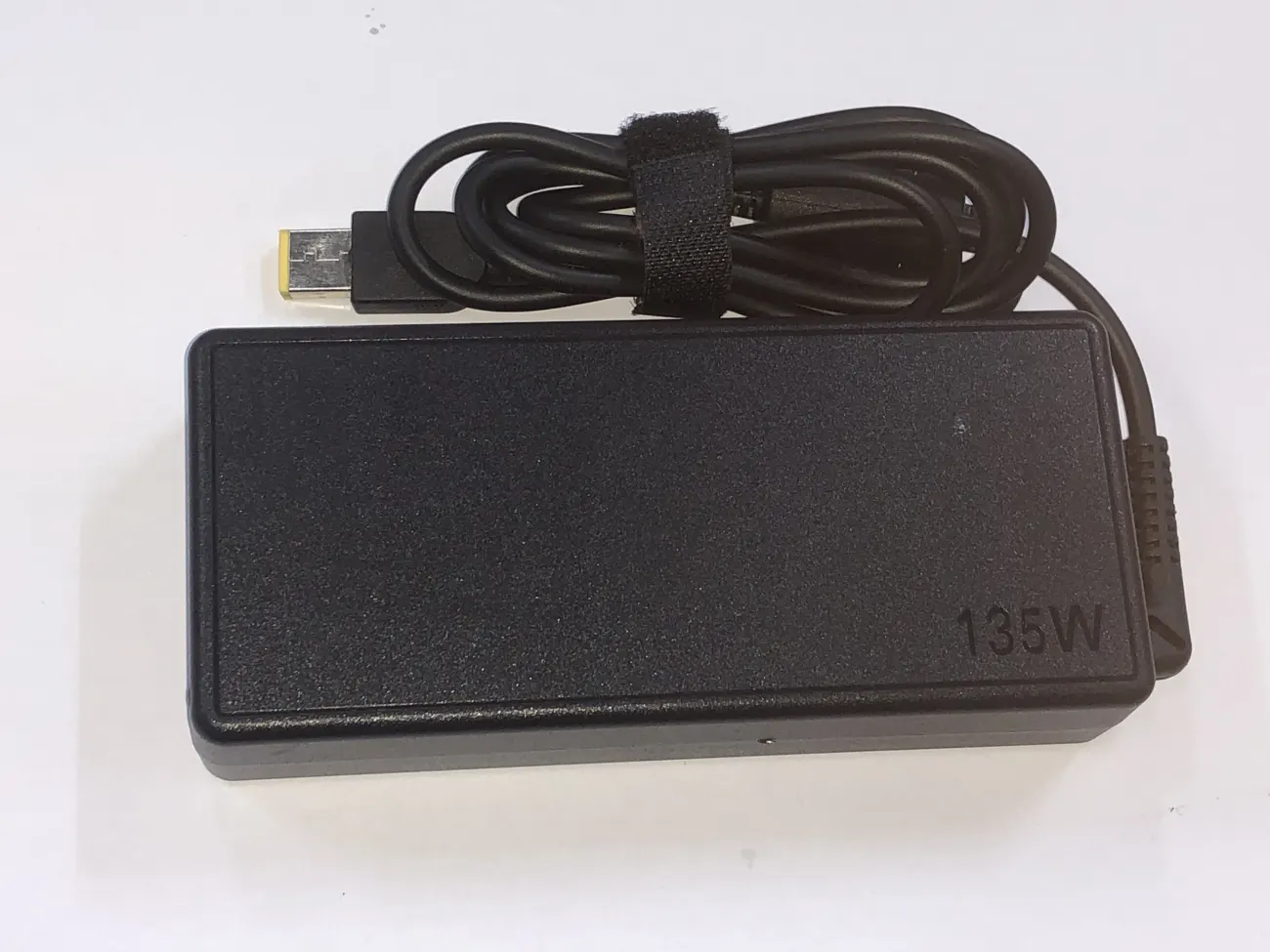 Sạc lenovo 20v-6.75A 135W chân USB vàng mặt sau