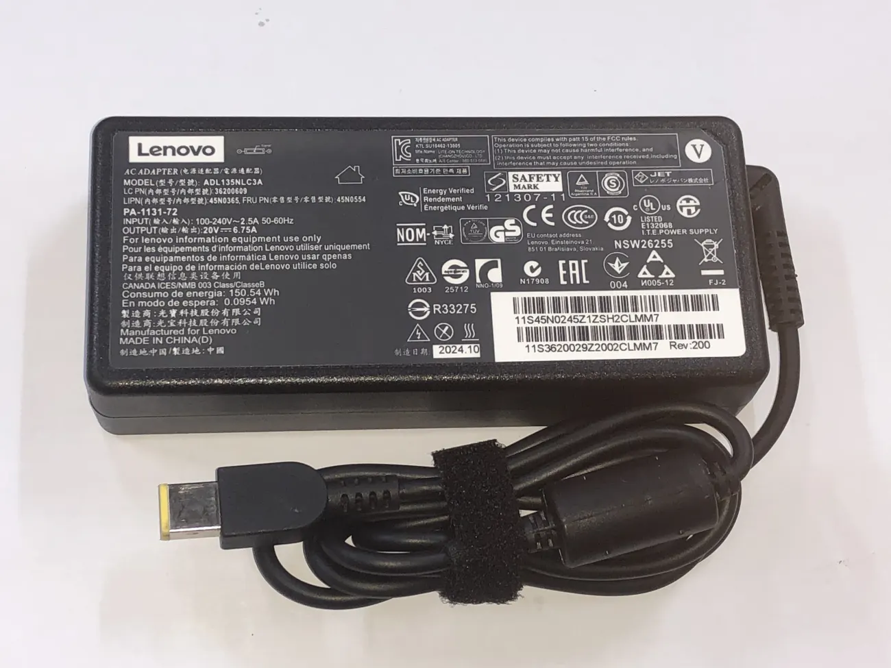 Sạc lenovo 20v-6.75A 135W chân USB vàng mặt trước