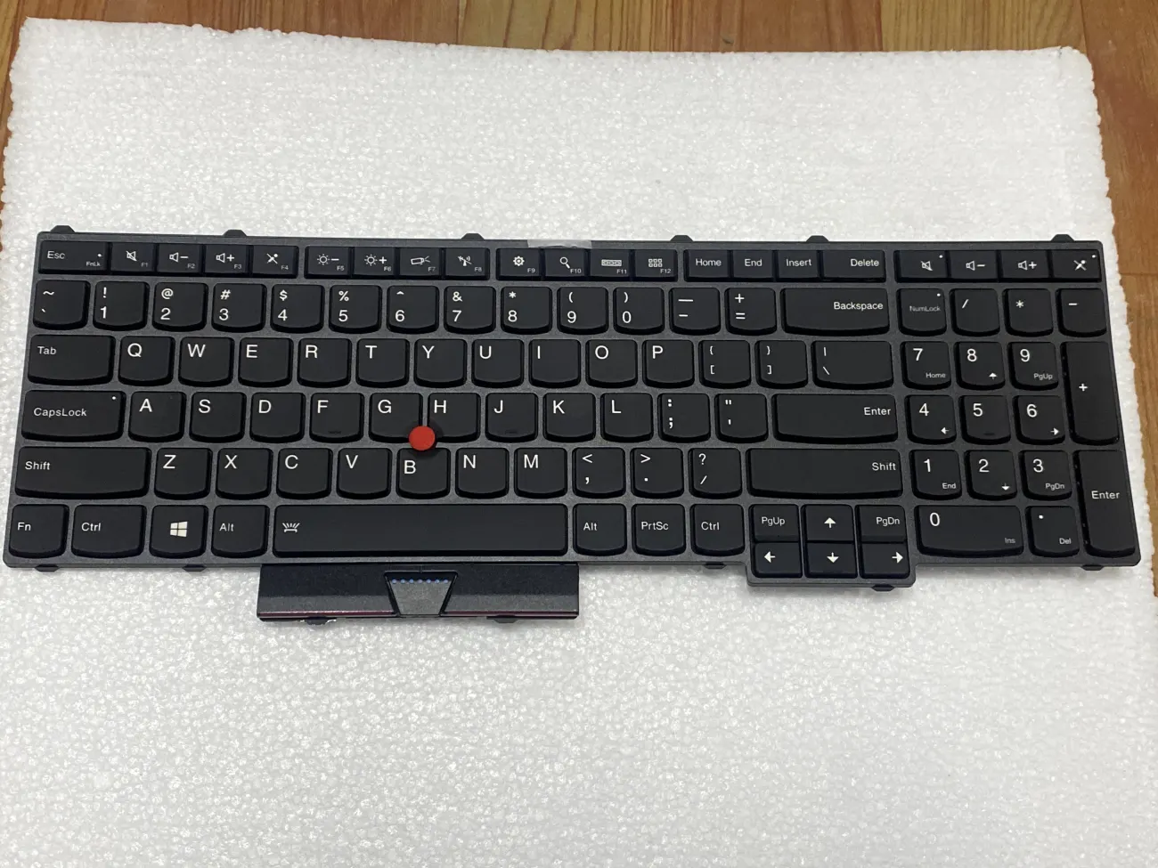 LENOVO THINKPAD P50 P70 =CÓ CHUỘT GIỮA= (CÓ ĐÈN,) =>ThinkPad P50 P70 mặt trước