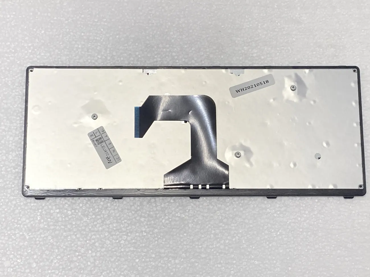 Bàn phím LENOVO U410 ZIN giống s400 khác vị trí ốc (nhiều ốc hơn s400) mặt sau