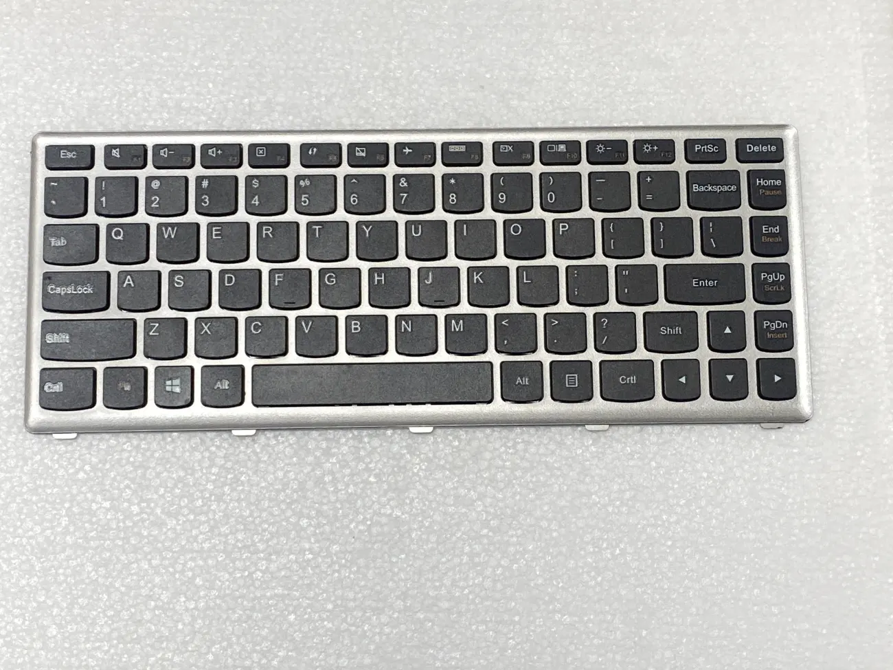 Bàn phím LENOVO U410 ZIN giống s400 khác vị trí ốc (nhiều ốc hơn s400) mặt trước