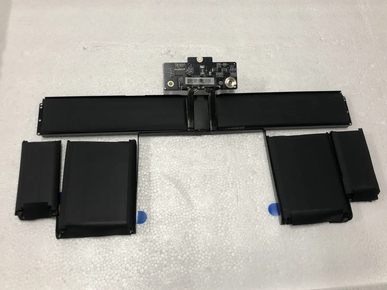 Pin MACBOOK A1437 ZIN mặt sau