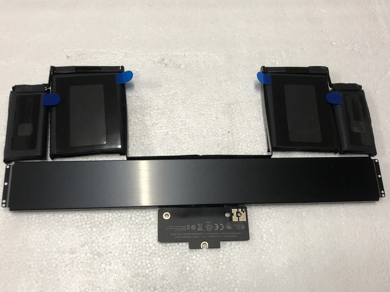 Pin MACBOOK A1437 ZIN mặt trước