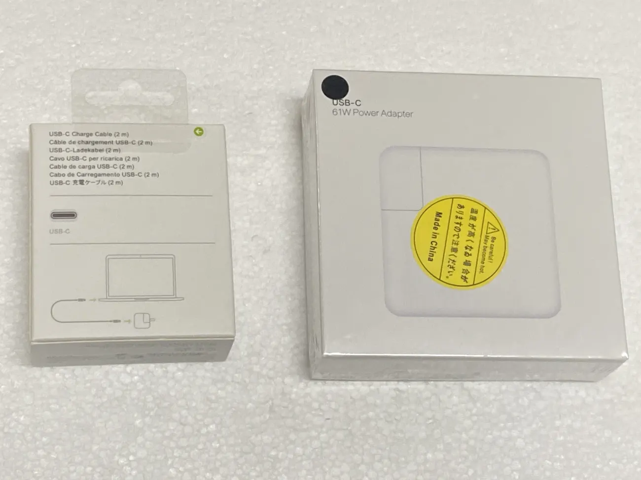 Sạc Macbook 61w Type C full box trắng mặt sau