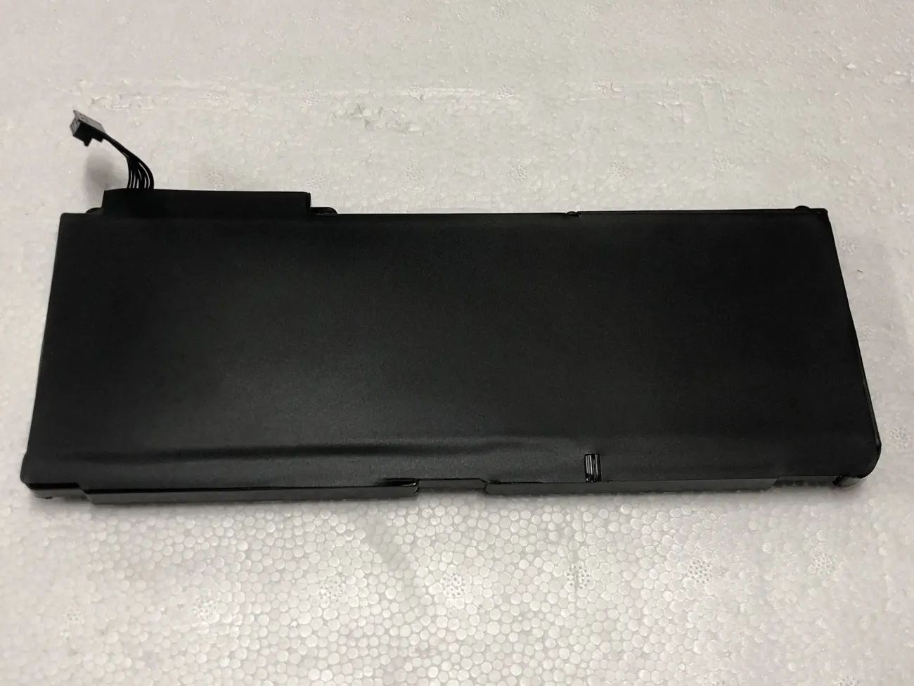 Pin MACBOOK A1331 ZIN mặt sau