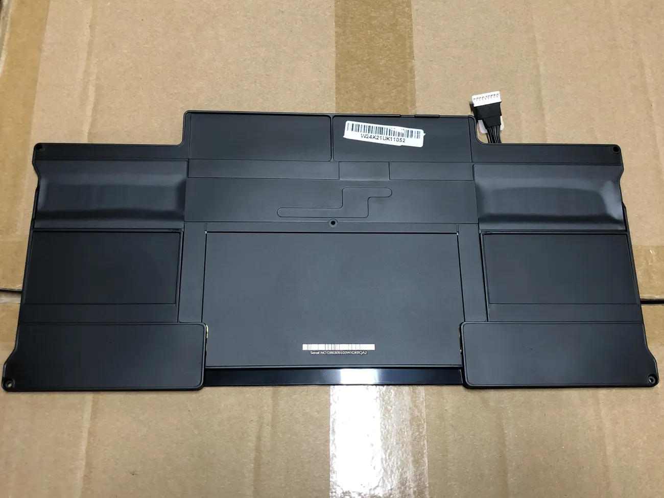 Pin MACBOOK A1496 ZIN mặt sau