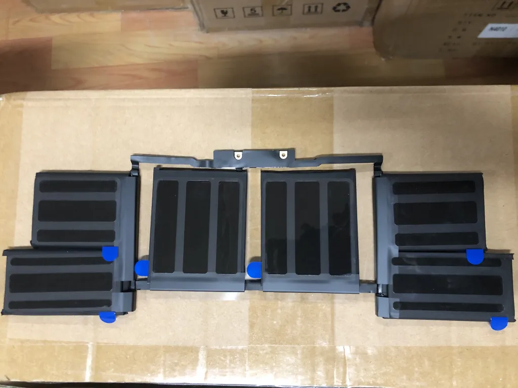 Pin MACBOOK A1820 Zin mặt sau