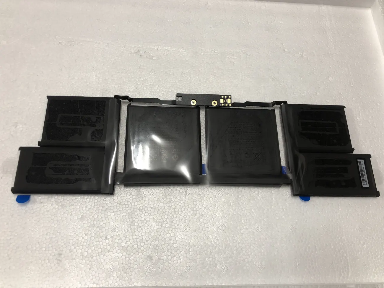 Pin MACBOOK A1953 ZIN mặt trước
