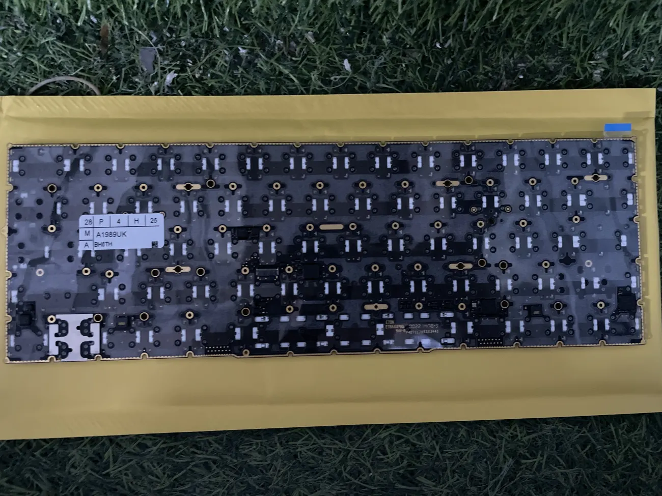 PHÍM MACBOOK A1989/A1990 (UK) (BH 6TH) - Apple Macbook Pro 13'' A1989 (Mid-2018) Touch Bar EMC 3214, Macbook Pro 13'' A1989 (2019) Touch Bar EMC 3358, Macbook Pro 15'' A1990 (2018) Touch Bar EMC 3215, Macbook Pro 15'' A1990 (2019) Touch Bar EMC 3359 mặt sau