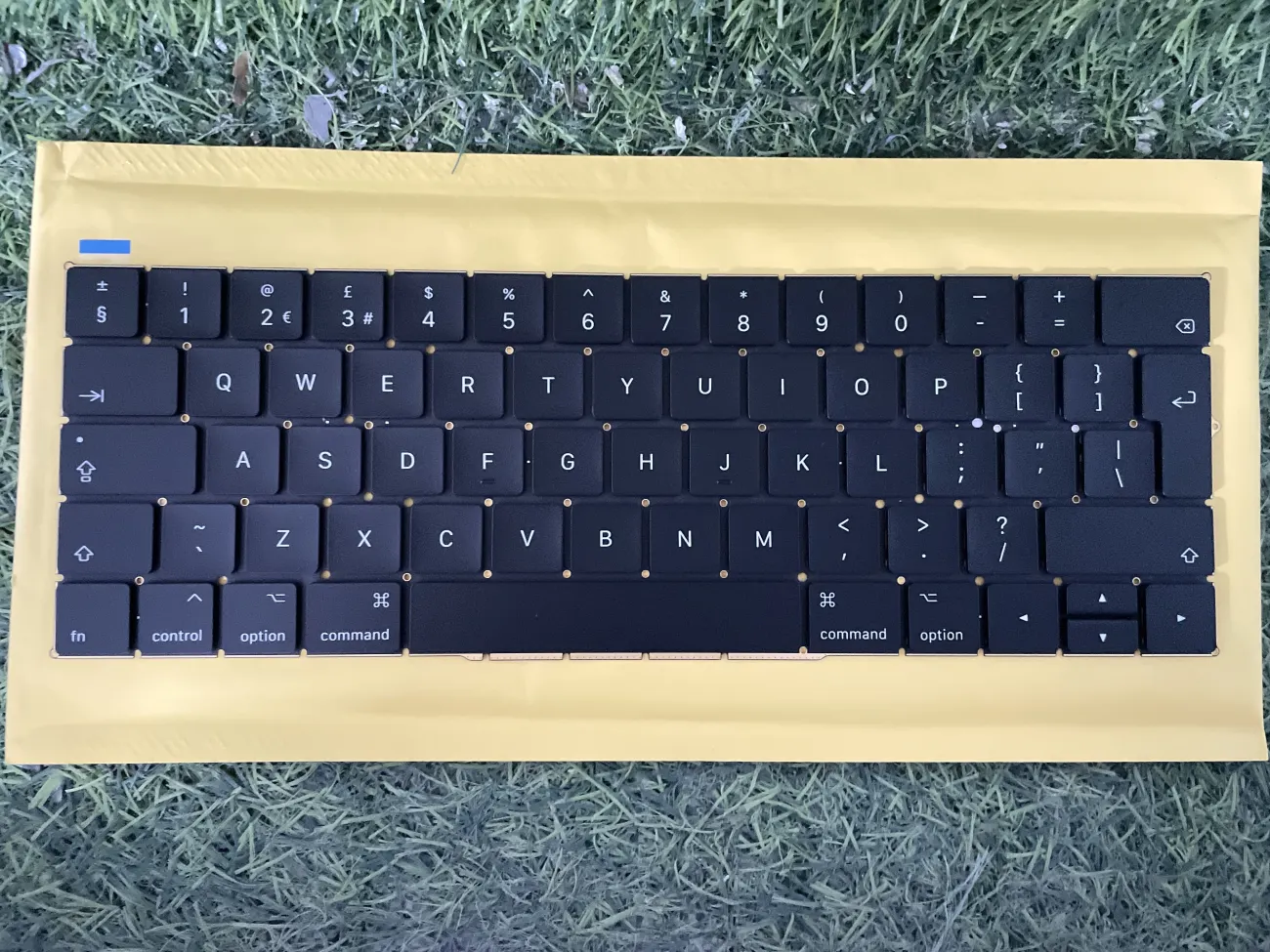 PHÍM MACBOOK A1989/A1990 (UK) (BH 6TH) - Apple Macbook Pro 13'' A1989 (Mid-2018) Touch Bar EMC 3214, Macbook Pro 13'' A1989 (2019) Touch Bar EMC 3358, Macbook Pro 15'' A1990 (2018) Touch Bar EMC 3215, Macbook Pro 15'' A1990 (2019) Touch Bar EMC 3359 mặt trước