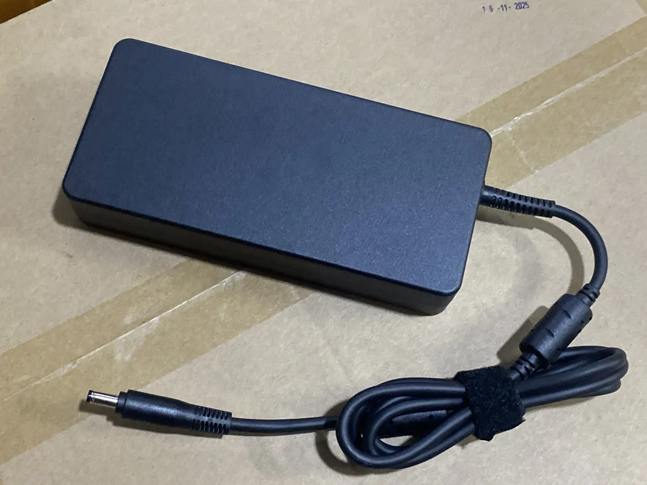 Sạc Acer 19.5v-14.36a công suất 280w mặt sau